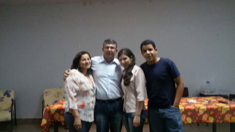 Jonas Rocha é o novo diretor da Escola Estadual Hermelina Barbosa Leal. Foi candidato único e na foto aparece com a esposa a advogada Tânia e filhos.