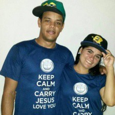 Juliano Alves, de 30 anos, ao lado da esposa. Ele morava em Ribas do Rio Pardo e estava na Kombi.(Foto: Reprodução Facebook)