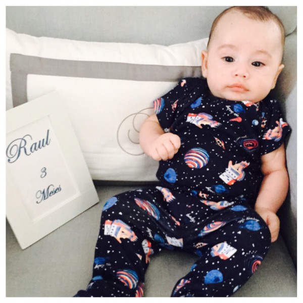 O príncipe Raul completou 3 meses. Na foto ele usa conjunto de body e calça Up Baby!