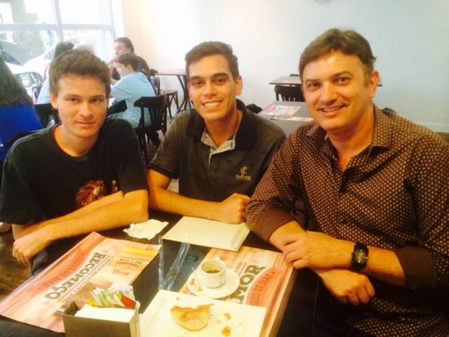 Rafael, Fernando e Cláudio no encontro de segunda-feira, depois de 10 anos sem contato. (Fotos: Arquivo Pessoal)