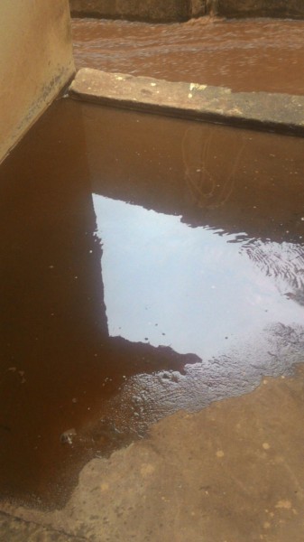 Fotogaleria: moradora diz que água de caixa foi esvaziada e invadiu sua casa