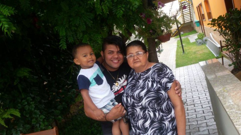 Joabe Conceição Santos visitando a família na Bahia. Na foto com a mãe, segundo o seu Facebook.
