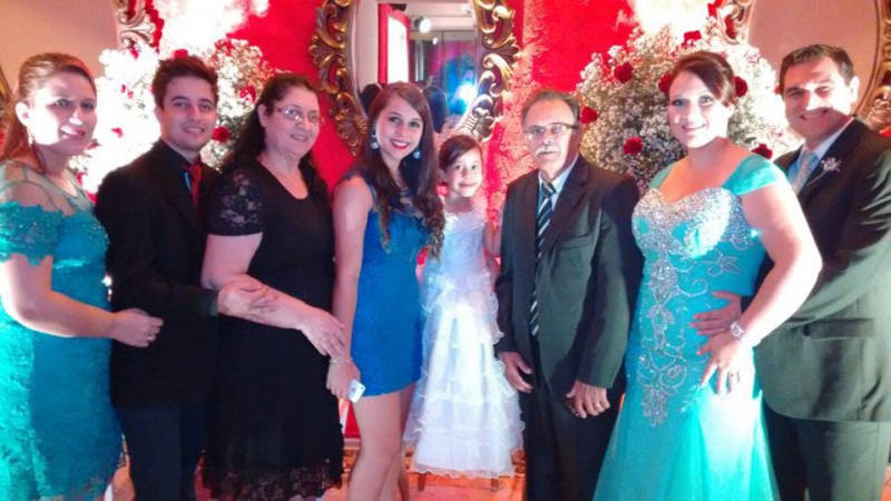Érika (a primeira da esquerda) com sua família (Foto: Facebook)
