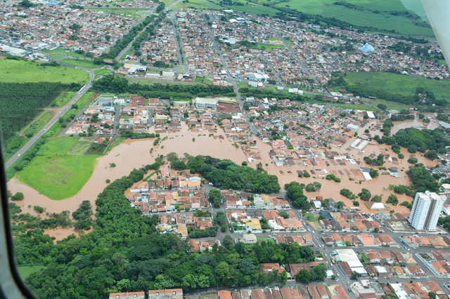 Fotogaleria: represas se rompem e inundam o centro de cidade paulista