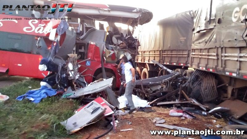 Ônibus e carreta se chocam na BR 364 em Jataí, e deixa vítimas fatais 