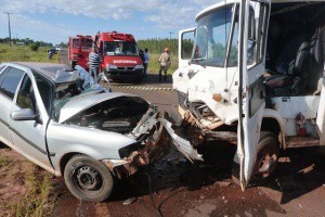 O condutor do caminhão não teve ferimentos. Bruno Renato, conhecido na região como Brunão, morava na Cohab Rachid Neder. (Foto: Ivinotícias)