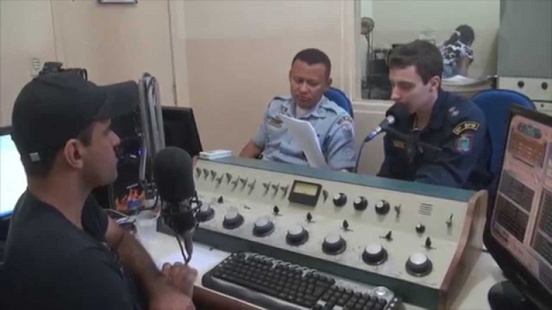 Foto do  Ten. Schneider sendo entrevistado em Paranaiba pelo reporter Robson Tavares, da Rádio Difusora,  tendo ao seu lado o cabo Benitez