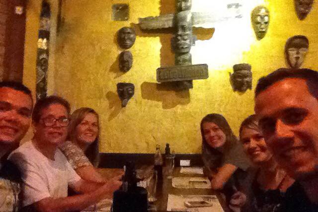 O médico Luiz Humberto, a esposa Kátia com a família em Maresias, litoral norte de São Paulo. A foto foi feita durante o jantar ontem no restaurante Terral.