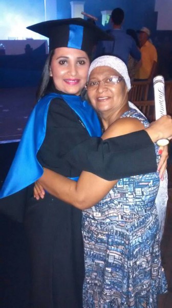 Foto de Juliana Siqueira com a mãe Dora, que faleceu hoje, colhida em sua formatura. Juliana trabalha na Atlética :Calçados.