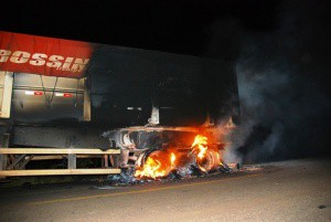 Explosão agravou incêndio enquanto motorista pedia socorro (Foto: Tiago Apolinário/Da Hora Bataguassu)