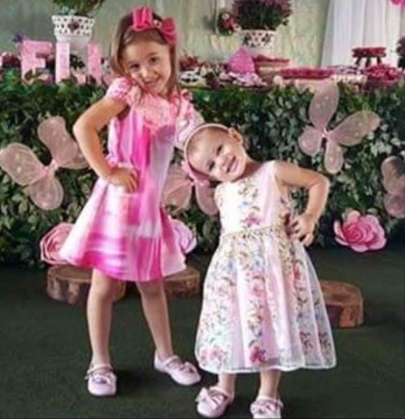 A pequena Elisa completou 2 anos de idade no último dia 5. A Infanto Kids deseja muita saúde para a pequena. Na foto, ela arrasou na sua festinha vestindo 1+1, ao lado de sua irmã Julia. 