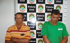 Junio, de camisa verde, foi preso junto com o pai em dezembro do ano passado acusado de assassinar um jovem de 23 anos. (Foto: Osvaldo Duarte/ Arquivo)
