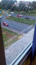 Foto na página que publicou o vídeo mostra que, na realidade havia tela de proteção na janela (Foto: Reprodução/Passeando em Campo Grande)