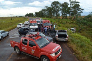 Acidente na Rodovia BR-060 envolveu três veículos (Foto: Simão Nogueira)