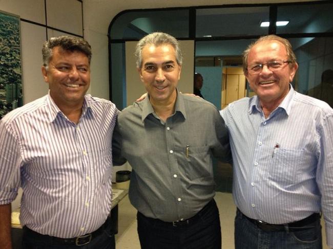 O prefeito aparece na foto com o governador Reinaldo Azambuja e o assessor jurídico Ademir Cruvinel.