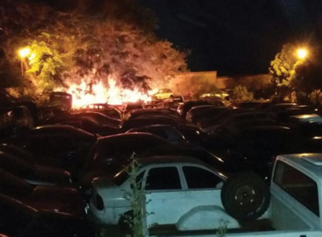 Incêndio destrói carros em pátio de delegacia no interior de MS