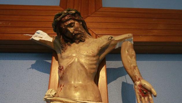 Imagem de Cristo teve os dois braços quebrados. (Foto: Mara Sousa)