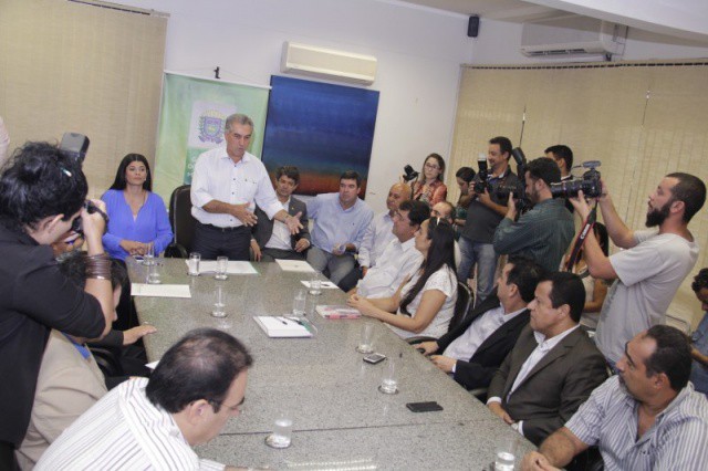 Governador Reinaldo Azambuja, em pé, durante reunião em que oficializou reajuste de professores. (Foto:Allan Nantes)