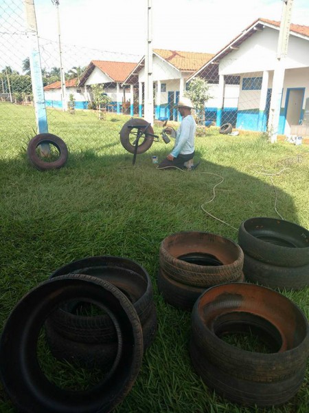 A Escola Antonio Paulino também está reciclando pneus, informa Zizi Paulino em seu Facebook