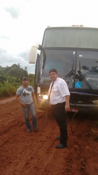 Roberto de Freitas postou em seu Facebook: "atolado no asfalto, entre Itarumã e Itaja".  