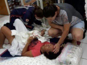 O parto de Eliane foi no chão da loja. Ela recebeu ajuda de Aparecida - do lado direito -, que é enfermeira. (Foto: Direto das Ruas