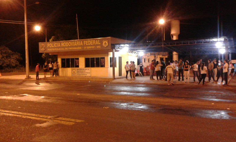 Ônibus ficou parada no Posto da PRF em Paranaíba aguardando a liberação da BR 158 (Jaques Douglas)