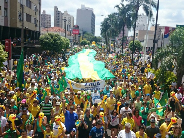Manifestantes levaram bandeirão na passeata em Rio Preto (Foto: Renata Fernandes/G1)
