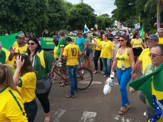 Em Três Lagoas, manifestantes fazem ato contra governo Dilma e corrupção (Foto: Bruno Axelson/TV Morena)