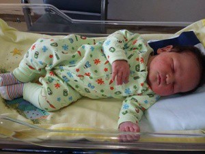 Bebê nasceu terça-feira pesando mais de 5kg e com 56 centímetros (Foto: divulgação Santa Casa)