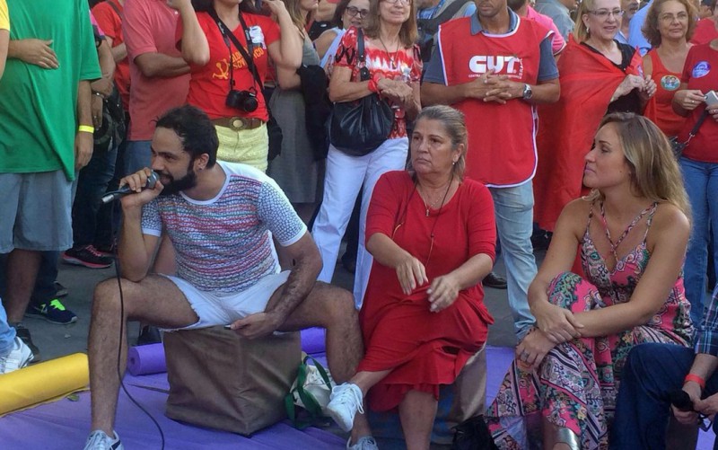  a atriz Tássia Camargo (no centro, de vermelho) participa de manifestação a favor da democracia e contra o impeachment da presidente Dilma na Praça XV, no Centro do Rio (Foto: Daniel Sivleira/G1)