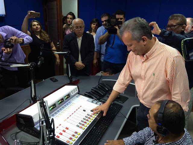 Ministro inaugura primeira migração de uma rádio AM para FM