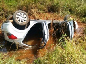 Depois de capotar, o carro foi parar em meio a um lamaçal. (Foto: divulgação/PMR)