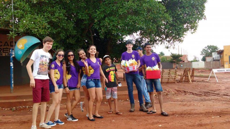 O Léo Clube promoveu a "Páscoa Solidária", no Jardim Balmant. Foram distribuidos ovos de páscoa. Foto do Facebook 