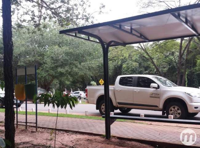 Fotogaleria: veículo oficial da Prefeitura é flagrado parado em local proibido