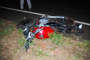 Motocicleta conduzida pelo adolescente ficou parcialmente destruída. (Foto: Da Hora Bataguassu)