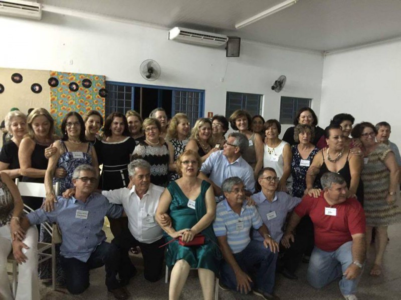 Foto do Facebook: alguns dos 116 participantes do reencontro denominado Anos Dourados.
