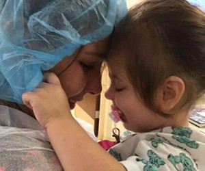 Menina que nasceu cega enxerga a mãe pela primeira vez após cirurgia 