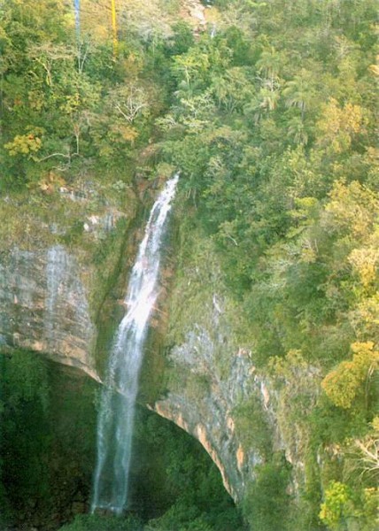 A Cachoeira do Socorro é de difícil acesso e os Bombeiros de Paranaiba tiveram que fazer rapel para o resgate, nesta manhã,  do corpo do jovem de 16 anos.
