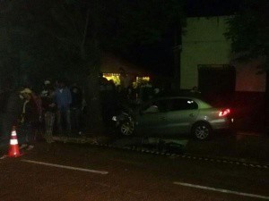 Fiat Pálio colidiu contra o Voyage em que as vítimas estavam e o carro acabou batendo em árvore (Foto: Divulgação)