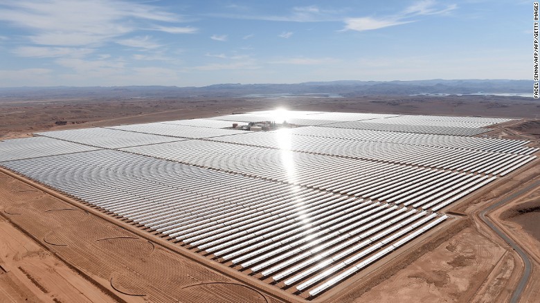 Foto de usina solar em Marrocos. Crédito na foto