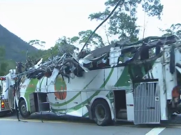 Ônibus que levava estudantes ficou completamente destruído; 16 morreram (Foto: Reprodução / TV Tribuna)