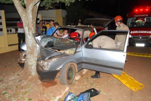 Bombeiros e voluntários retiram vítimas do carro. Foto: Marcos Oliveira, Diáriochapadense