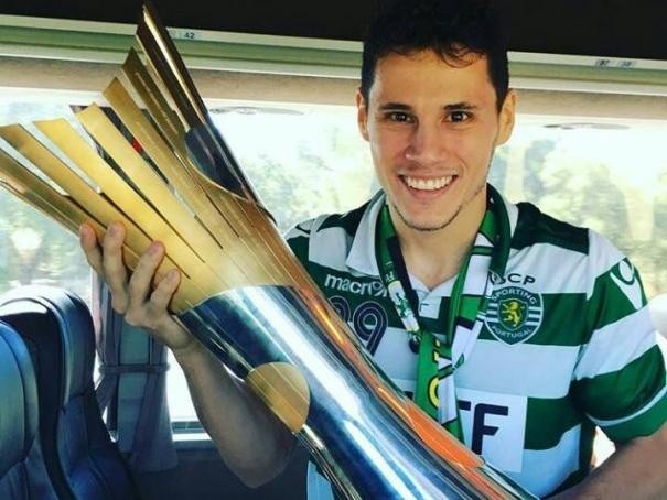 Alex com o simbolo da conquista do Campeonato Português de futsal (Foto: Reprodução/ Instagram)