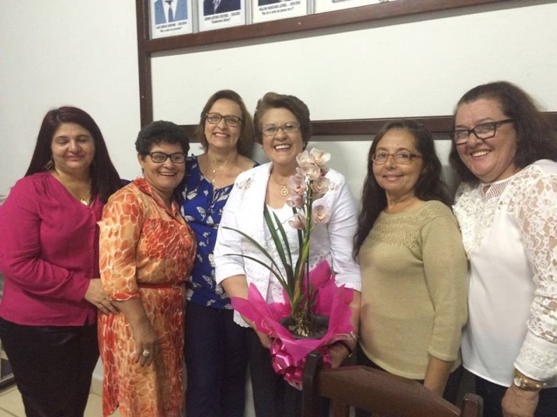 A professora Salete Santim foi homenageada por amigas durante sua posse na presidência do Rotary Club de Cassilândia.