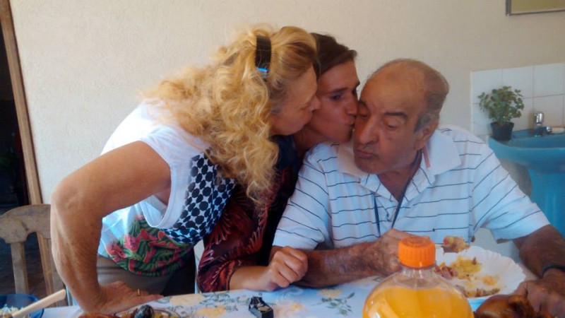 Libânio faleceu ontem e será sepultado hoje, às 9 horas. Na foto com a filha e esposa. Foto do Facebook