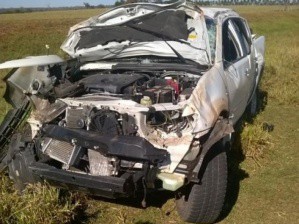 Camionete conduzida por médico ficou com a frente completamente destruída após acidente (Foto: Direto das Ruas)
