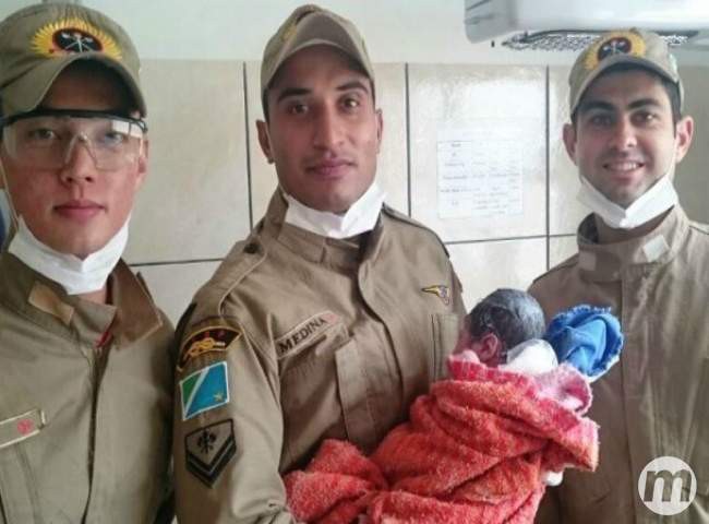 Depois de nascer menina e a mãe foram encaminhadas para o hospital (Foto: A Gazeta News)