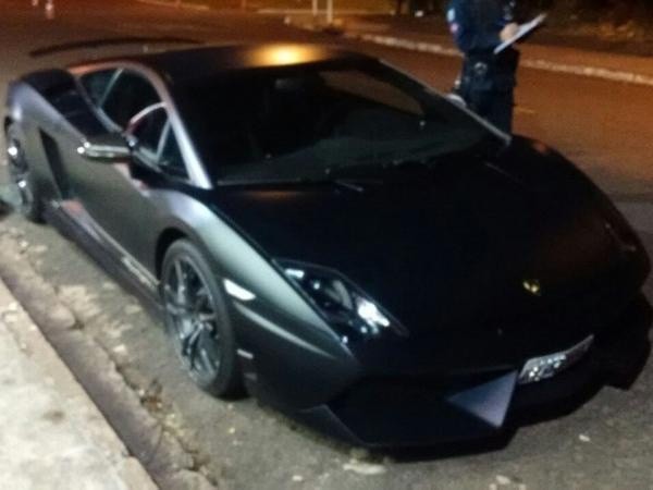 Avaliada em R$ 1,075 milhão, Lamborghini foi apreendida nesta noite com licenciamento atrasado. (Foto: Divulgação)
