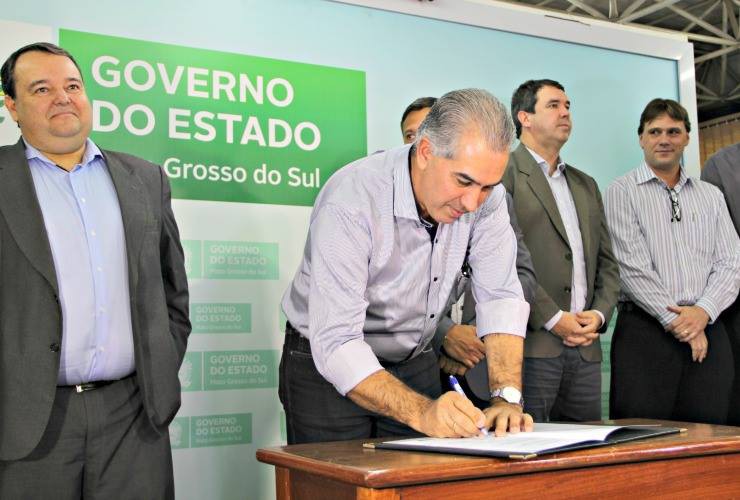 Governador Reinaldo Azambuja assina verba para a UEMS de Cassilândia