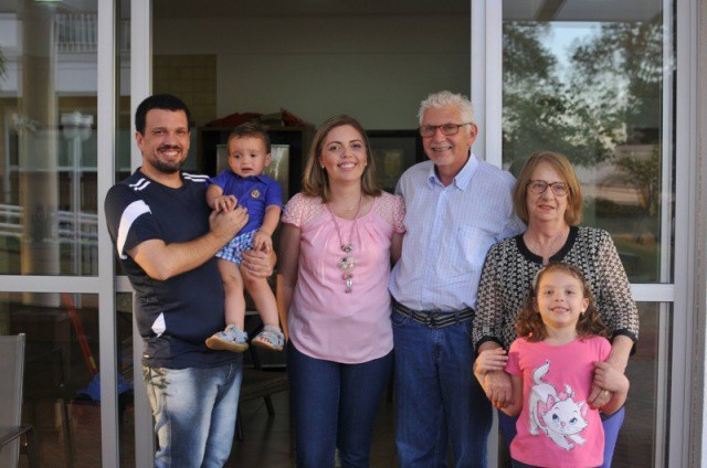 Família toda: Endrigo (marido de Aline), Pedro Henrique, Aline, Omar, Rosa e Mariana. (Foto: Alcides Neto)